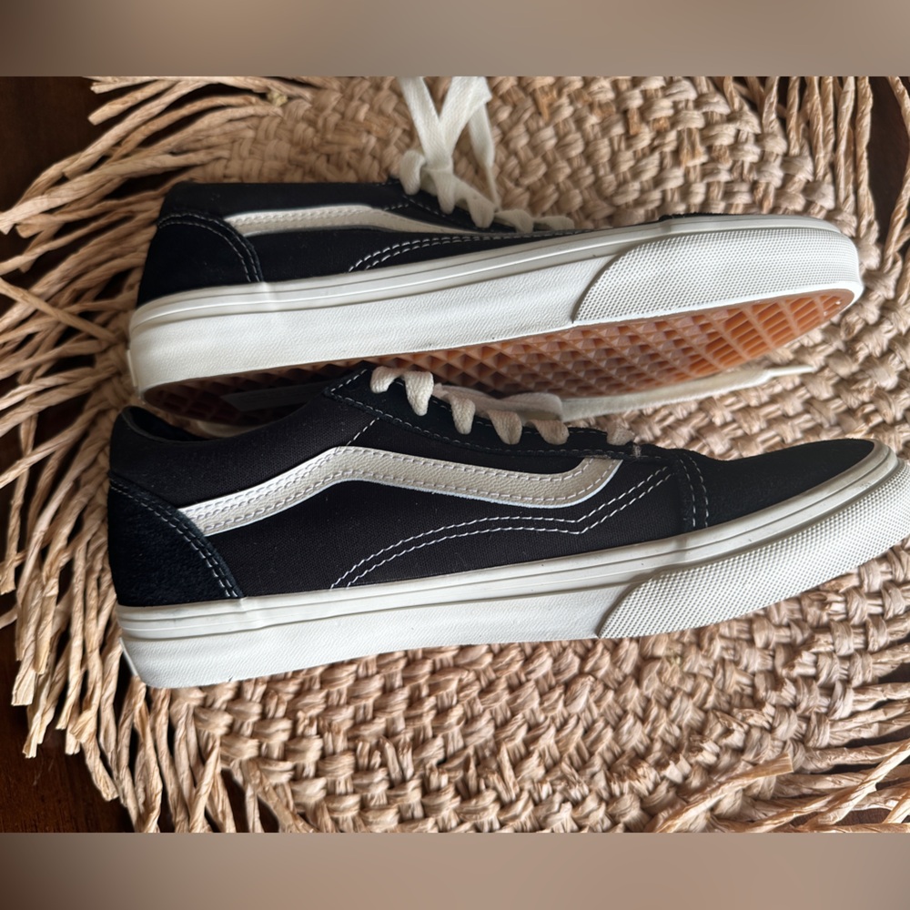 New Vans Kids Black and White Sneakers boys size 5.5 - Picture 3 of 8